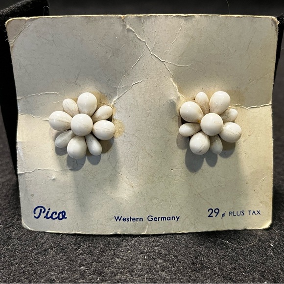 Pico Jewelry - Vintage Pico daisy flower earrings, milk glass NWT